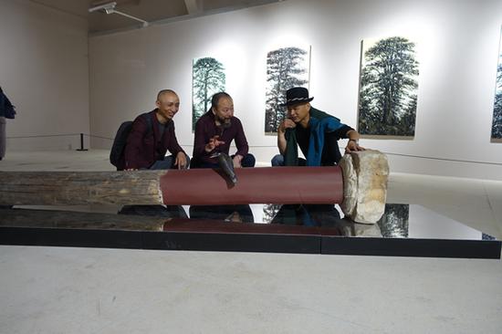 艺术家陈文令（右）与艺术家苍鑫（中）在展览现场