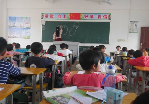 平塘镇中心小学美术老师在给孩子们上课.