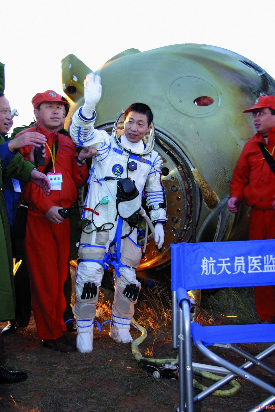 甲午 百部文献陈列 巨龙腾飞 乘风破浪会有时 中国第一位太空人杨利伟