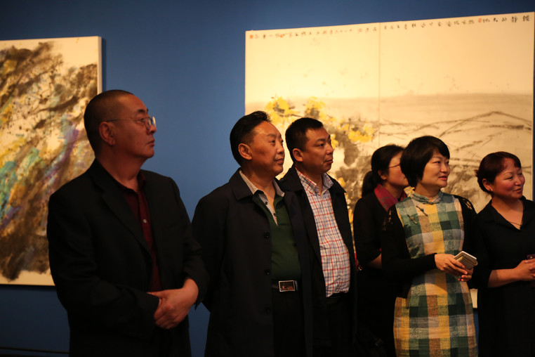 张治中副厅长一行参观正在我馆展出的“后岭南”与珠三角展.JPG