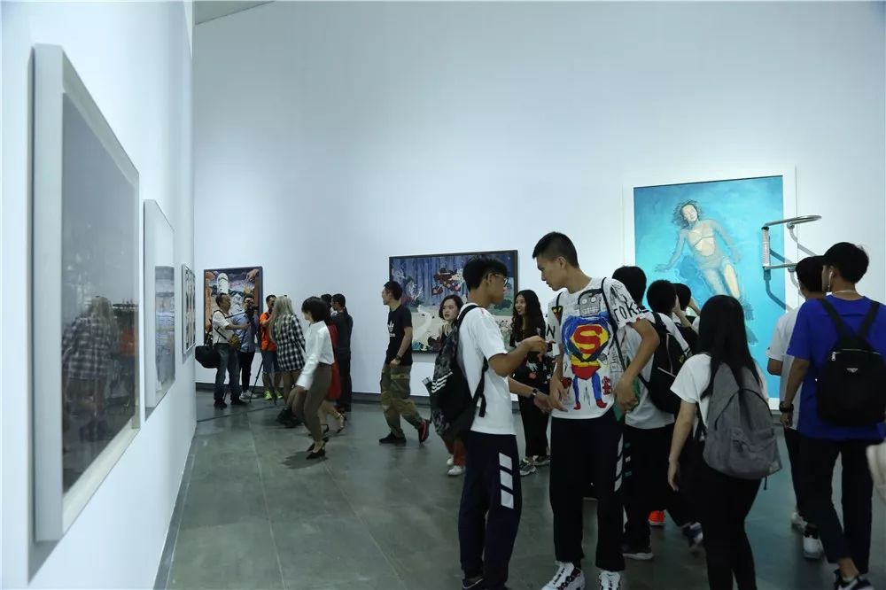 油画系展览现场 (1).jpg