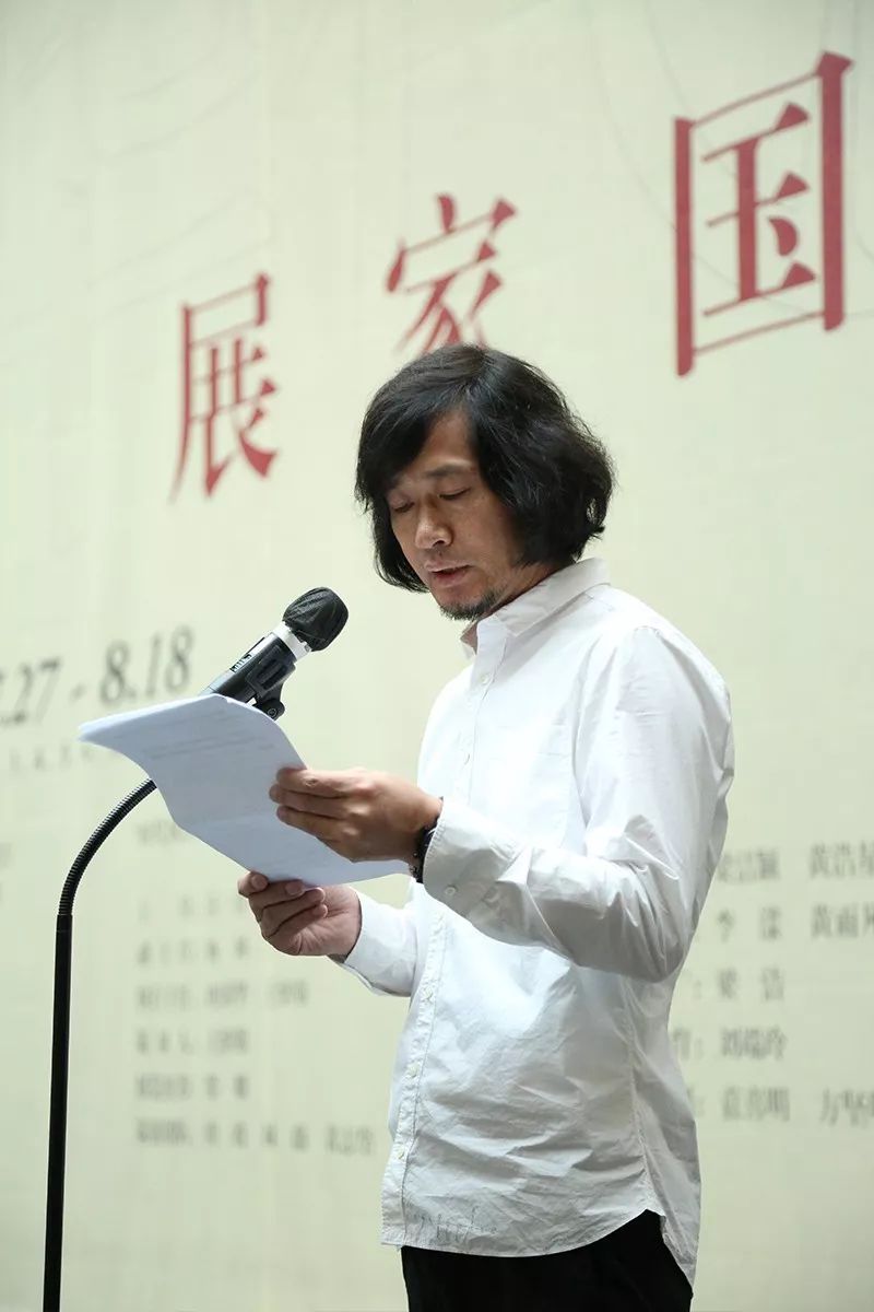广东省美术家协会副主席、广东美术馆馆长王绍强主持开幕式.jpg