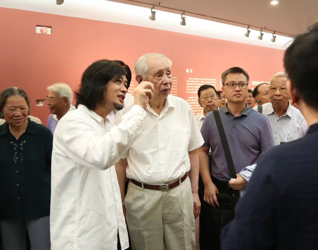 王绍强为广东省原省长朱森林等老领导讲解作品.jpg